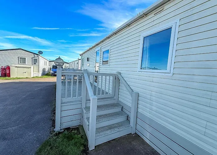 Lovely 6 Berth Caravan At Suffolk Sands Holiday Park Ref 45010Mv