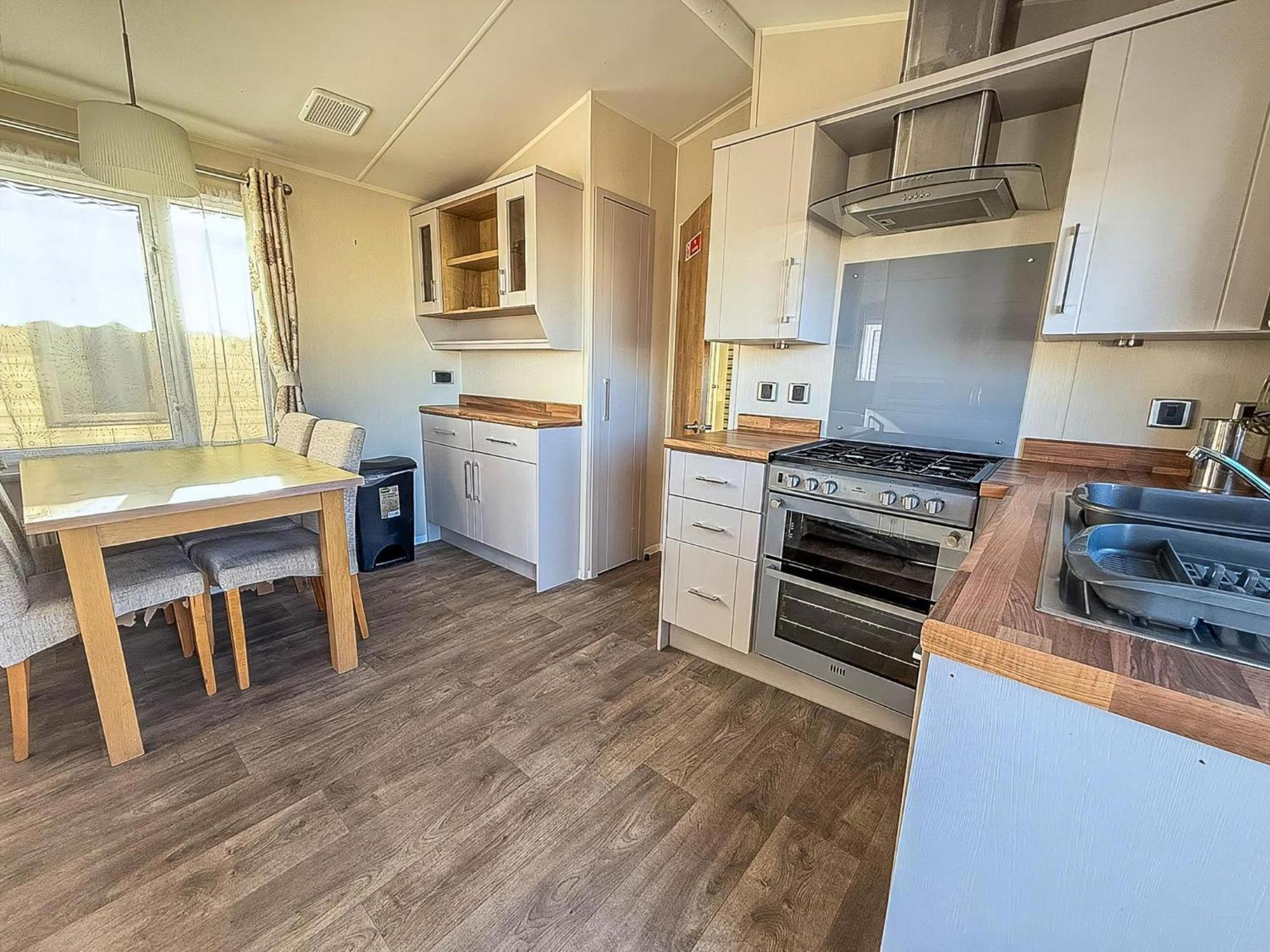 Campsite Lovely 6 Berth Caravan At Suffolk Sands Ref 45010mv *