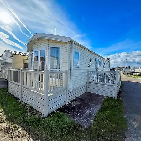 Lovely 6 Berth Caravan At Suffolk Sands Holiday Park Ref 45010Mv Felixstowe Exterior photo