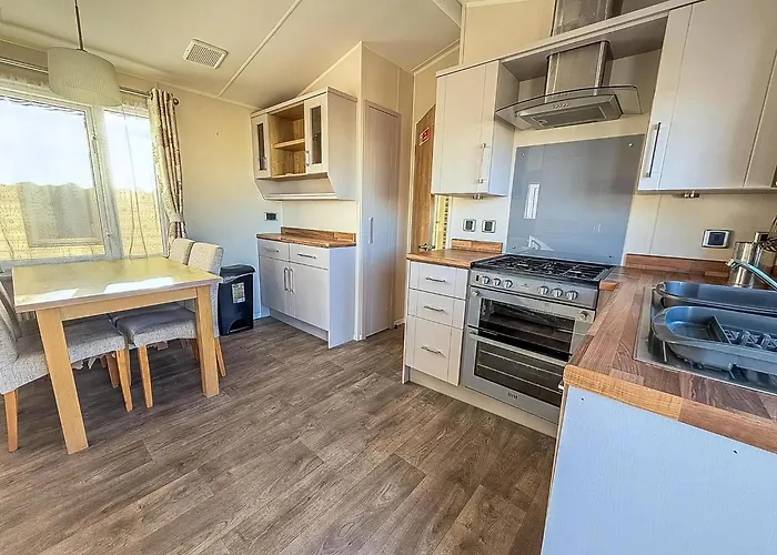 Lovely 6 Berth Caravan At Suffolk Sands Holiday Park Ref 45010Mv