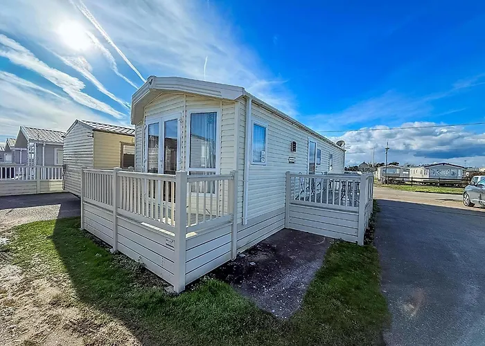 Lovely 6 Berth Caravan At Suffolk Sands Holiday Park Ref 45010Mv