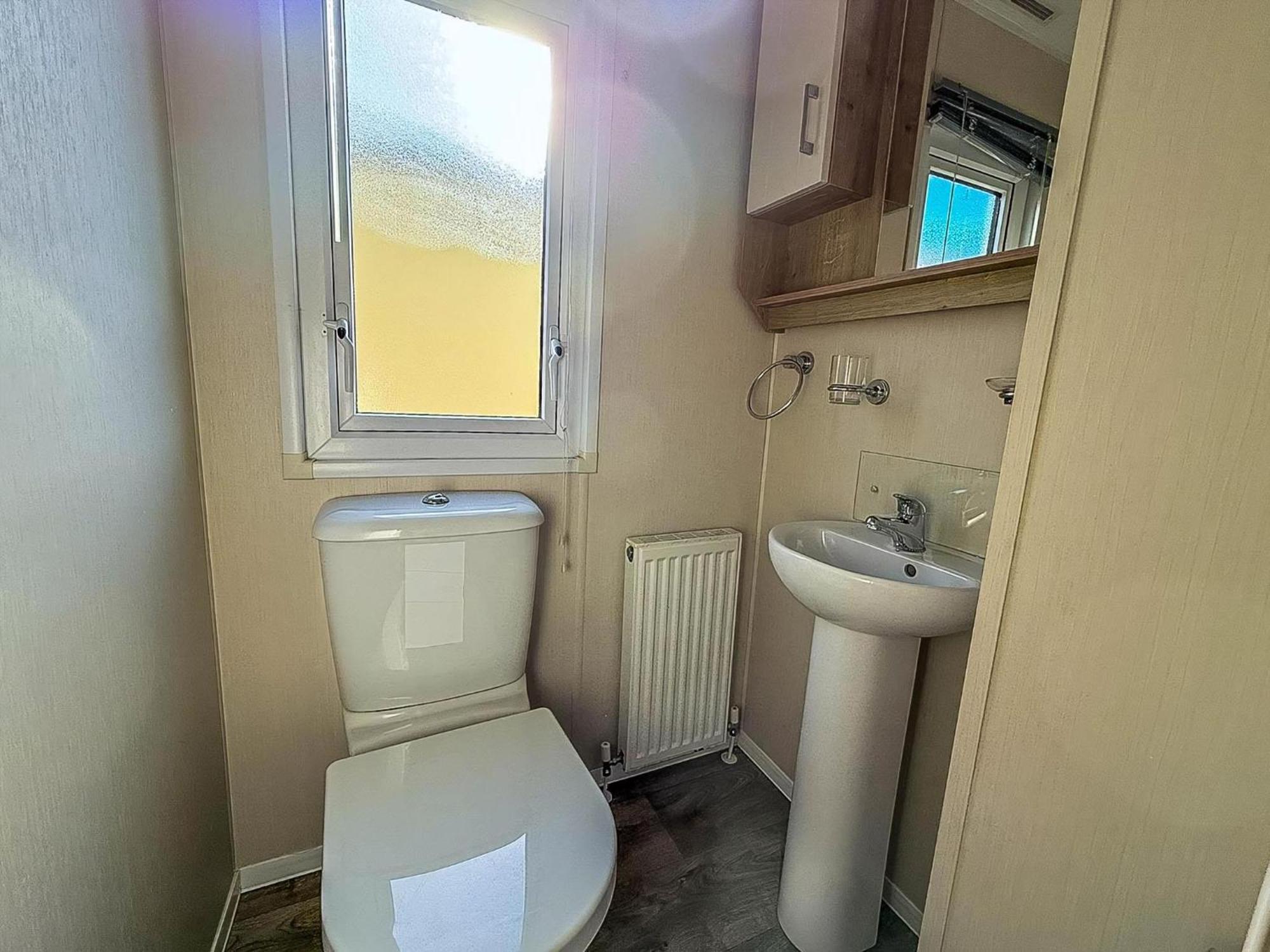 Lovely 6 Berth Caravan At Suffolk Sands Ref 45010mv *