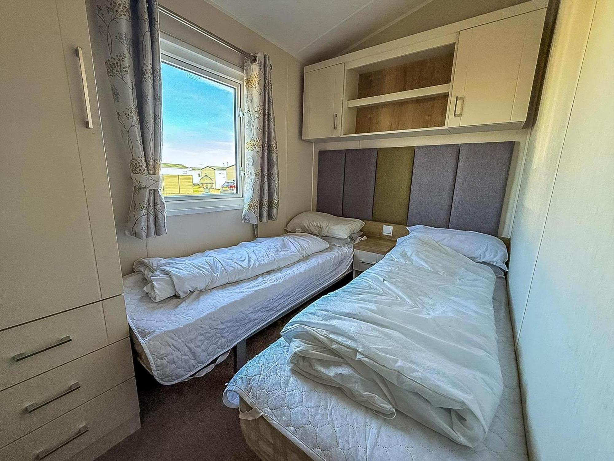 Lovely 6 Berth Caravan At Suffolk Sands Ref 45010mv Campsite Felixstowe