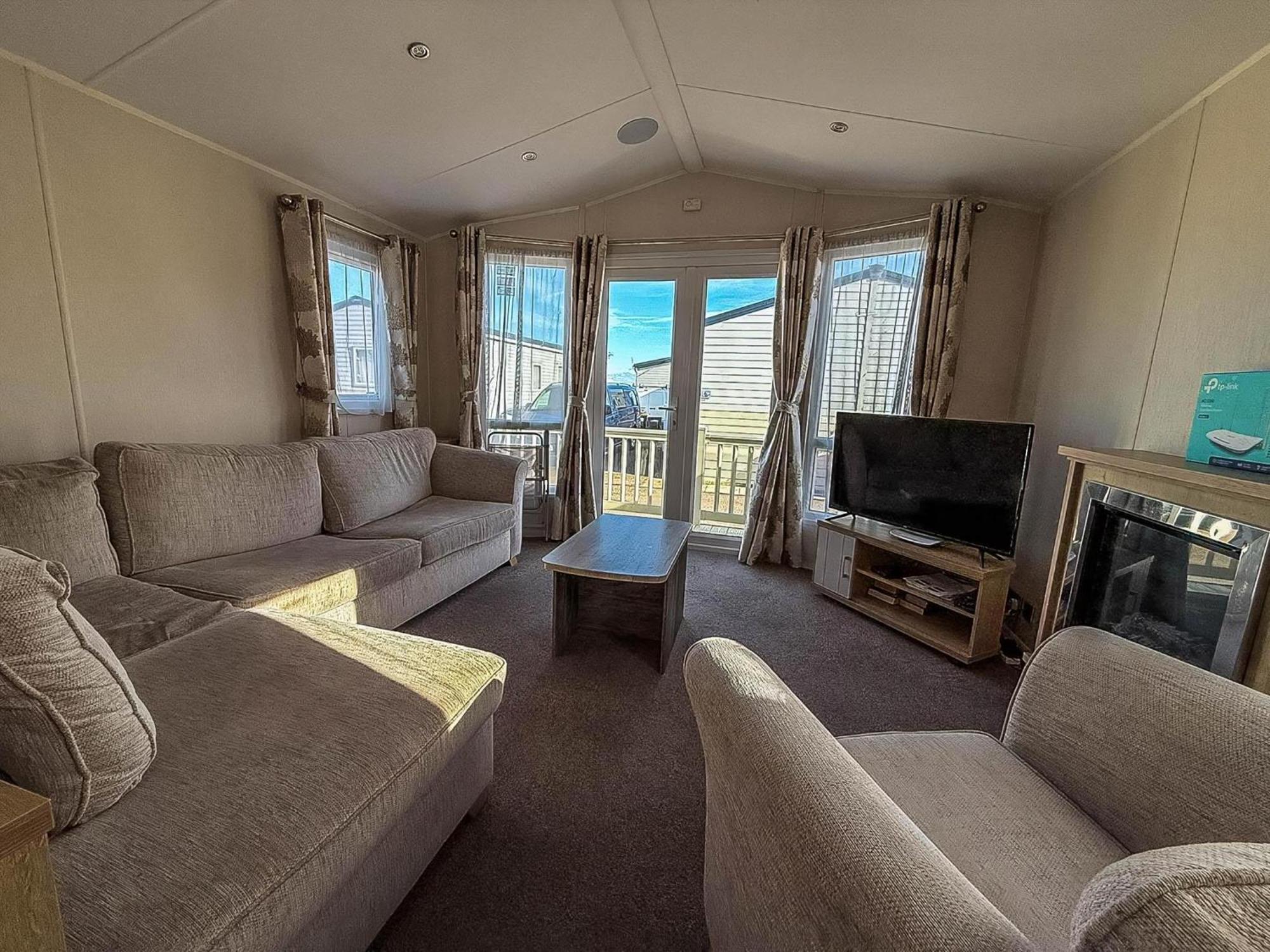 Lovely 6 Berth Caravan At Suffolk Sands Ref 45010mv * Felixstowe