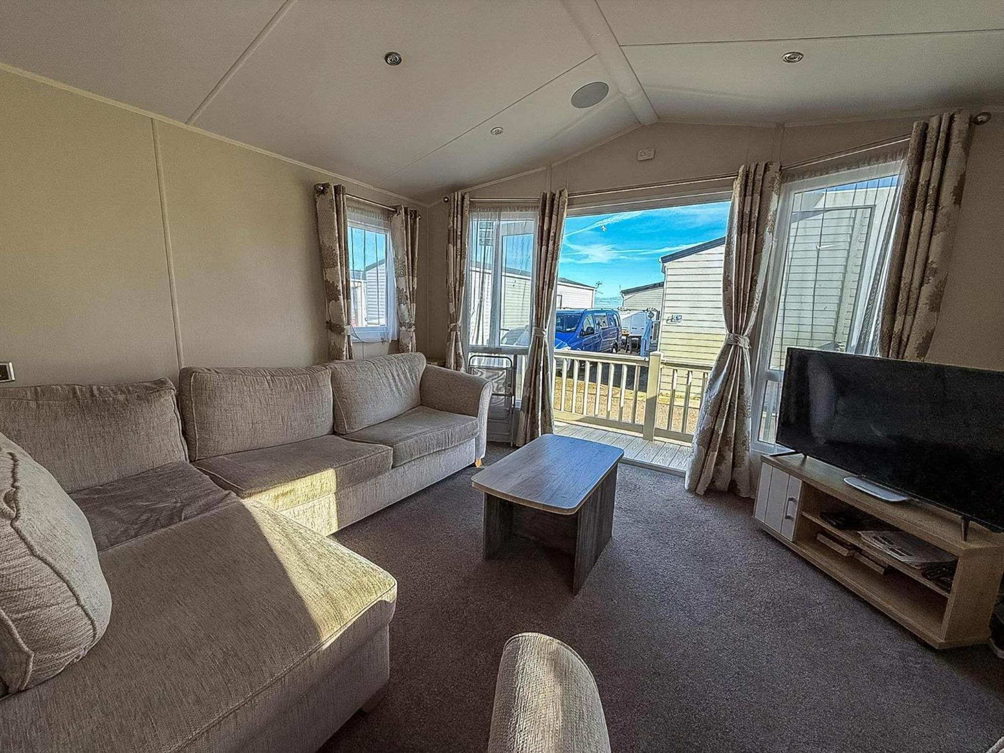 Lovely 6 Berth Caravan At Suffolk Sands Ref 45010mv Felixstowe